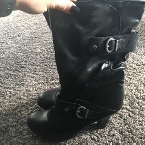 Black boots with small heel